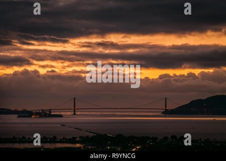 Golden Gate Bridge in San Francisco visto dal lato opposto della baia di Berkeley Foto Stock