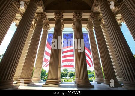 Bandiera americana banner decorate le colonne sul Constitution Avenue lato del National Archives building in preparazione per il quarto di luglio cerimonie Giugno 28, 2017 a Washington D.C. Gli archivi nazionali palazzo contiene le copie originali delle tre principali documenti formativa degli Stati Uniti e il suo governo: la dichiarazione di indipendenza, la costituzione e la Carta dei diritti. Foto Stock