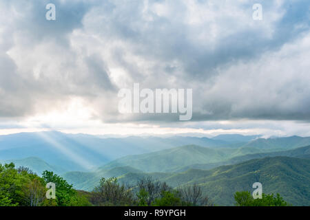 Nel tardo pomeriggio interruzione raggi attraverso le nuvole in Smokies Foto Stock