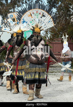 Una Montagna Bianca corona Apache ballerino, balli in 2018 Miccosukee Arts & Crafts Festival presso il Miccosukee Villaggio Indiano nel sud della Florida in dicembre29, 2018. Foto Stock