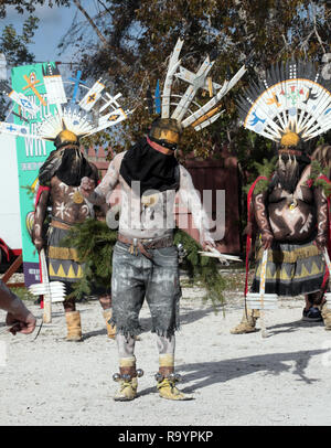 Una Montagna Bianca corona Apache ballerino, balli in 2018 Miccosukee Arts & Crafts Festival presso il Miccosukee Villaggio Indiano nel sud della Florida in dicembre29, 2018. Foto Stock