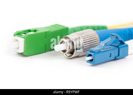 Raccolta di diverse modalità singola connettori a fibra ottica isolata su sfondo bianco Foto Stock