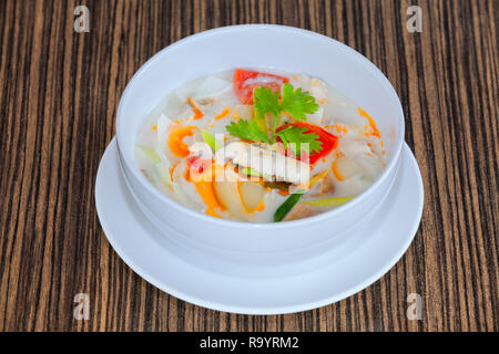 Pesce bollito in acqua calda e piccante tom yum minestra sulla ciotola, Tom Yum pesci. Foto Stock