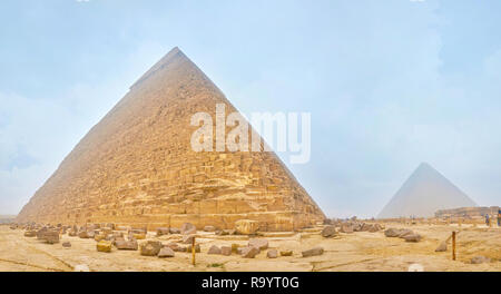 La vista panoramica sulla splendida piramide di Khafre con conserva parte del rivestimento in marmo sulla parte superiore, Giza, Egitto Foto Stock