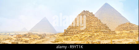 Vista panoramica sulle piramidi di Giza attraverso pesante inverno mattina nebbia e nuvole di sabbia, Egitto Foto Stock