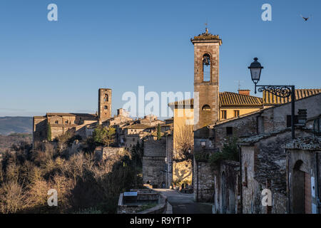 Vista panoramica con le torri della chiesa di Santa Caterina e il Palazzo Pretorio del borgo medievale di Colle di Val d'Elsa, Siena, Toscana Foto Stock