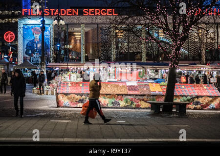 Stoccolma, Svezia - 28 dicembre 2018: mercato di frutta e verdura e le decorazioni di Natale in Hötorget.square Foto Stock