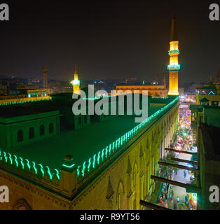 La bellissima vista sulla Moschea Al-Hussein in serata brightr illuminazione e strade affollate intorno al Cairo, Egitto Foto Stock