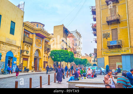 Il Cairo, Egitto - 20 dicembre 2017: uno della contigua alla Al-Muizz strade nel centro del Cairo con il caffè è il luogo ideale per trascorrere momenti di relax durante esplorare landma Foto Stock