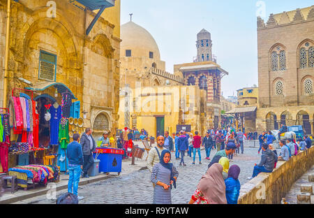 Il Cairo, Egitto - 20 dicembre 2017: la centrale Al-Muizz street è il più popolare per lo shopping e il tempo libero a piedi, riunioni o semplicemente per colloqui seduto su Foto Stock