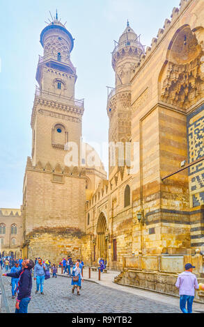 Il Cairo, Egitto - 20 dicembre 2017: la bella scolpiti minareti di Qalawun complesso sono il raffinato esempio di architettura del Cairo medioevale, nel mese di dicembre Foto Stock