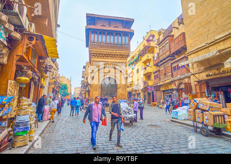 Il Cairo, Egitto - 20 dicembre 2017: Le attività in strada trafficata con numerosi negozi vicini con Sabil-Kuttab storico di Katkhud, il venti dicembre in Foto Stock