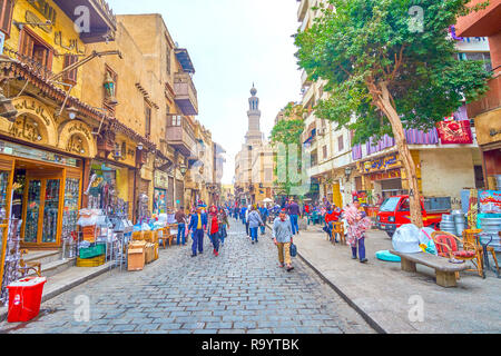Il Cairo, Egitto - 20 dicembre 2017: la zona commerciale di Cairo Vecchio vicini con la parte medievale di Al-Muizz street, il venti dicembre al Cairo. Foto Stock