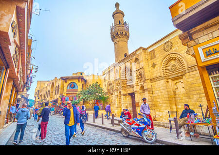 Il Cairo, Egitto - 20 dicembre 2017: il medievale Al Aqmar moschea con scenic iwan e adobe minareto in meta turistica molto Al-Muizz street, il 20 dicembre ho Foto Stock