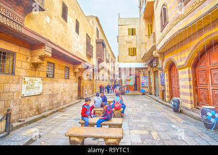 Il Cairo, Egitto - 20 dicembre 2017: Il gruppo di ragazzi che giocano a carte sulla strada nel quartiere storico del Cairo , il 20 dicembre al Cairo. Foto Stock