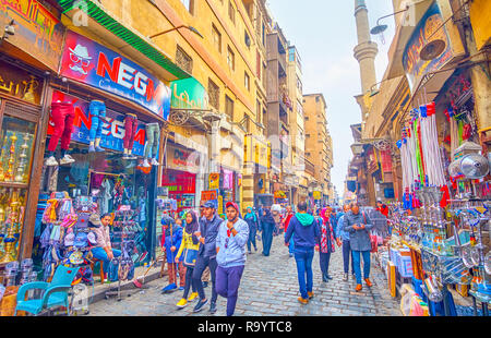 Il Cairo, Egitto - 20 dicembre 2017: Lo storico Al-Muizz street è circondato con mercati arabi, che vendere nulla, il venti dicembre al Cairo. Foto Stock