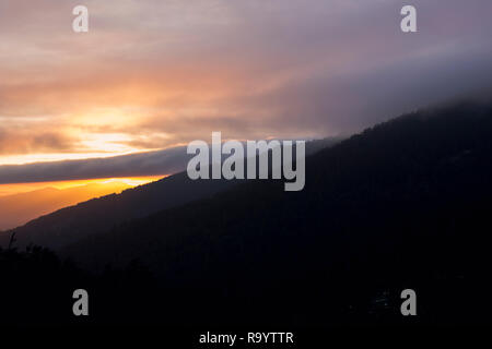 Bel tramonto tra le montagne e foreste selvagge Foto Stock