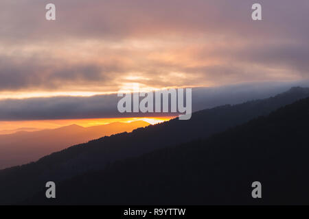 Bel tramonto tra le montagne e foreste selvagge Foto Stock