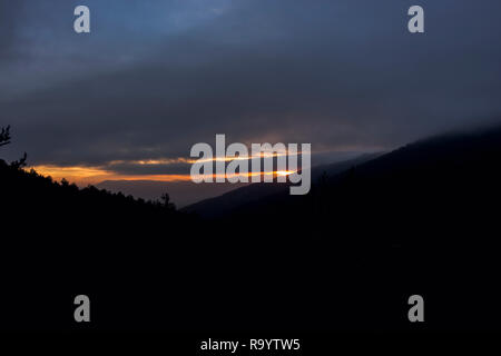 Bel tramonto tra le montagne e foreste selvagge Foto Stock