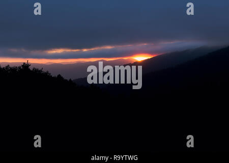 Bel tramonto tra le montagne e foreste selvagge Foto Stock