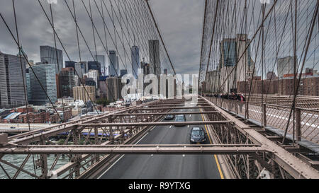 Ponte di Brooklyn, Brooklyn, New York, Stati Uniti d'America, 14 Ottobre 2018 Una vista della parte inferiore della skyline di Manhattan dal ponte con le automobili che viaggiano su strada Foto Stock