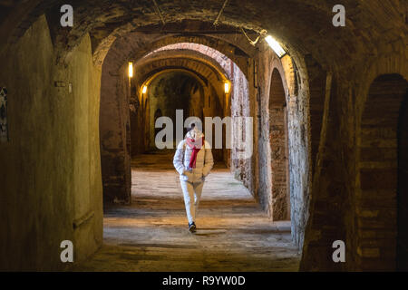 Via delle Volte, una strada coperta che più di un centinaio di metri di lunghezza, all'interno della medievale ben conservato la struttura urbana di Colle di Val d'Elsa, Siena Foto Stock