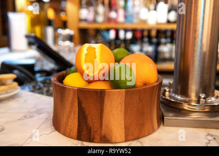 Selezione di frutta di arance cedri e limoni in una ciotola su una barra Foto Stock
