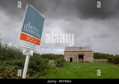 Fienile con permesso di pianificazione e di terreni in vendita in Lancashire, Regno Unito. Foto Stock