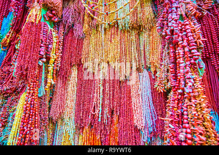 Diversi tipi di corallo perle del Mare Rosso nel piccolo negozio del Cairo in Egitto Foto Stock