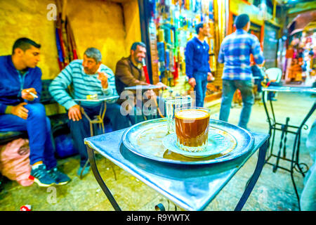 Il Cairo, Egitto - 20 dicembre 2017: il corto freno in economici teahouse nel quartiere islamico del Cairo in una società con la gente del posto e il venti dicembre al Cairo. Foto Stock