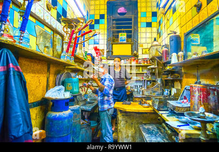 Il Cairo, Egitto - 20 dicembre 2017: La piccola cucina in economici teahouse con chef di appoggio e cameriere, pulizia il narghilè, il venti dicembre al Cairo. Foto Stock