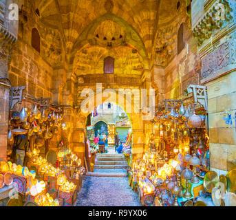 Il Cairo, Egitto - 20 dicembre 2017: Il Bab al-Ghuri cancelli con le sue lampade arabo shop è uno dei più notevoli landmark del Khan El-Khalili mercato, su Foto Stock