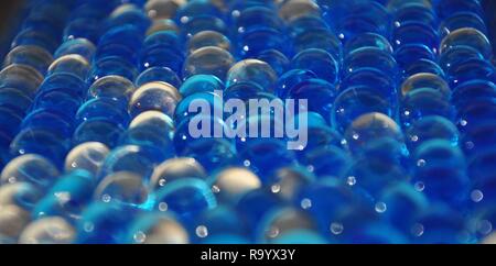 Sfere di idrogel di blu. Liquido di Crystal Ball con Reflection.Acqua Blu sfere di gel. Il gel di polimero. Gel di silice. Foto Stock