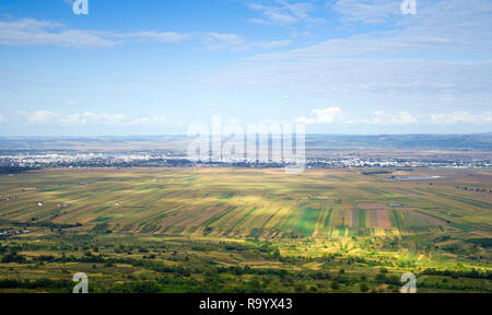 Paesaggio estivo: campi coltivati e vista aerea di Bacau, Romania Foto Stock