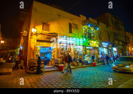 Il Cairo, Egitto - 20 dicembre 2017: i piccoli negozi occupano il piano terra in edificio storico in Al-Muizz street, il venti dicembre al Cairo. Foto Stock