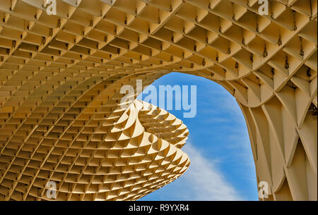 METROPOL PARASOL LA ENCARNACION SQUARE siviglia spagna la mattina presto il cielo blu e interno della struttura in legno Foto Stock