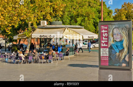 Siviglia Spagna Outdoor Cafe sulle rive del fiume Guadalquivir Foto Stock