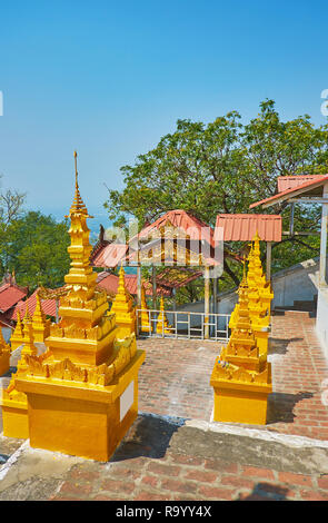 Il scolpito stupa dorato ornato di hti ombrelloni sul pendio della collina Sagaing in U Min Thonze sito del tempio, Myanmar. Foto Stock