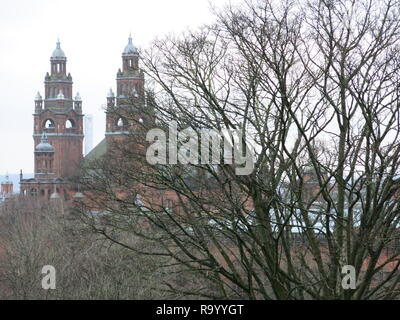 Le torri di Kelvingrove Art Gallery sono visibili attraverso gli alberi, preso dal Hunterian Museum, Università di Glasgow; Dicembre 2018 Foto Stock