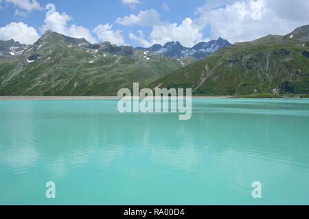 Silvretta serbatoio di acqua in Austria l'acqua turchese hanno colore blu è perfetto per visitare con auto su alte alpi street Foto Stock