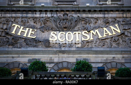 The Scotsman Newspaper masthead scolpiti in pietra sulla ex Scotsman Newspaper uffici, North Bridge, Edimburgo. Foto Stock