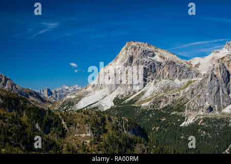 Escursioni intorno a Cinque Torri nelle Dolomiti del Nord Italia, Europa Foto Stock