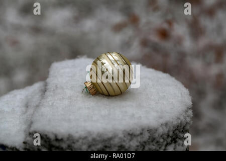 Composizioni dalla struttura ad albero di Natale toy nella foresta di inverno Foto Stock