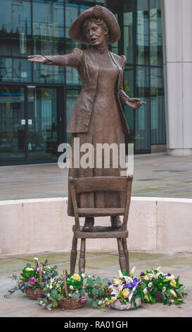 Statua di bronzo di Emmeline Pankhurst - Piazza San Pietro, Manchester, Regno Unito Foto Stock