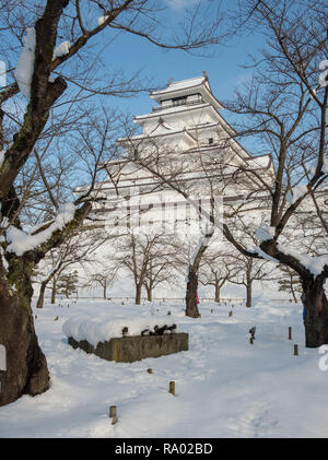 Winter scene in snow of Tsuruga Castle, a reconstruction of an Edo period castle viewed from the park Foto Stock