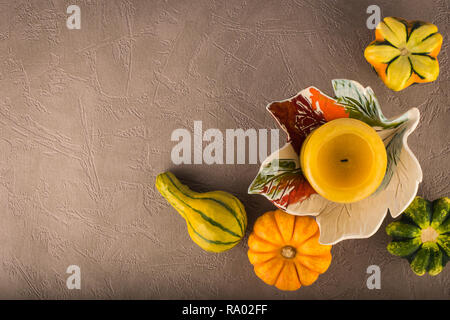 Colori d'autunno composizione di zucche decorative e candela Foto Stock