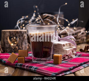 Fragranti caffè fresco in una vacanza con i dolci tradizionali. Decorazioni di Natale e l'atmosfera di intimità e comfort. Il caffè in un bicchiere di moderni Foto Stock