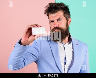 Sentitevi liberi di contattare me. Imprenditore tenere la scheda vuota. Barbuto hipster faccia gravi Visualizza scheda. Servizi bancari per il business. Business card design. Copia scheda spazio professionale posizione. Foto Stock