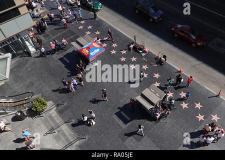 Los Angeles, CA / STATI UNITI D'AMERICA - sett. 29, 2018: Hollywood Walk of Fame a Hollywood e Highland Center è mostrato in una vista in elevato durante il giorno. Foto Stock