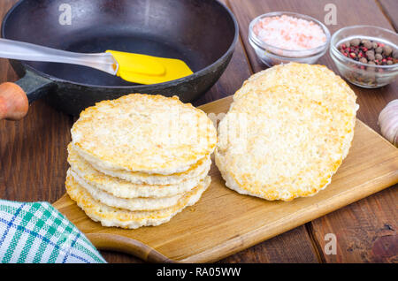 Congelati materie frittelle di patate sul tagliere per la cottura. Foto Studio Foto Stock